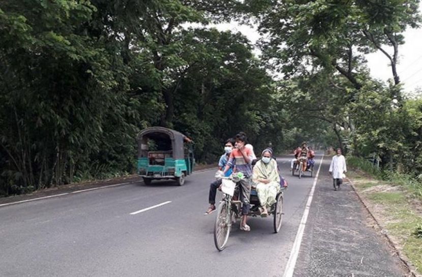 ভ্যানে ঢাকায় ফিরছেন যাত্রীরা