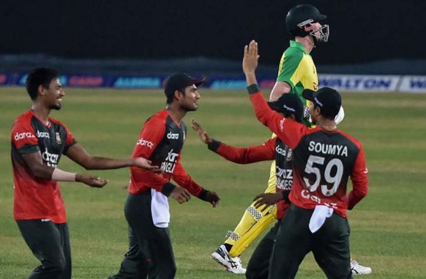 দুই উইকেট হারিয়ে দিশেহারা অস্ট্রেলিয়া
