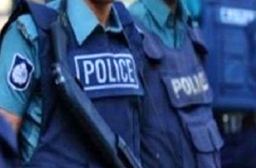 রমনায় নিজের গুলিতে পুলিশ নিহত