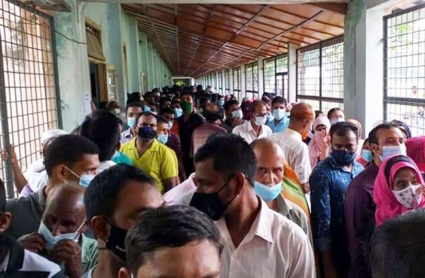 ‘ভুল কেন্দ্রে’ টিকা নিতে ভিড়