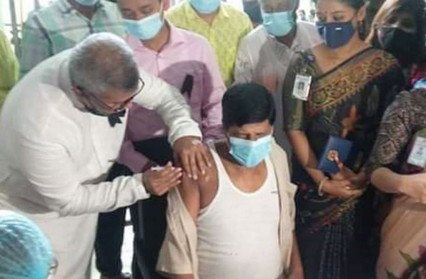 ‘টিকা পুশ করিনি, শুধু ছবি তুলেছি’