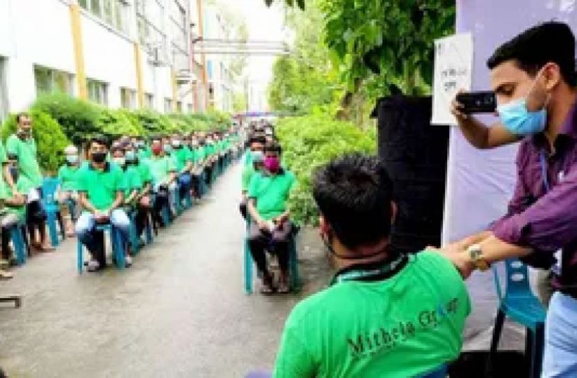 শ্রমিকদের দেয়া হচ্ছে দ্বিতীয় ডোজ