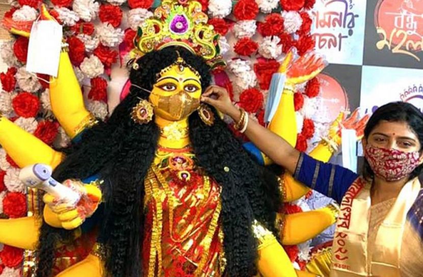 দেবী মুখে সোনার মাস্ক!