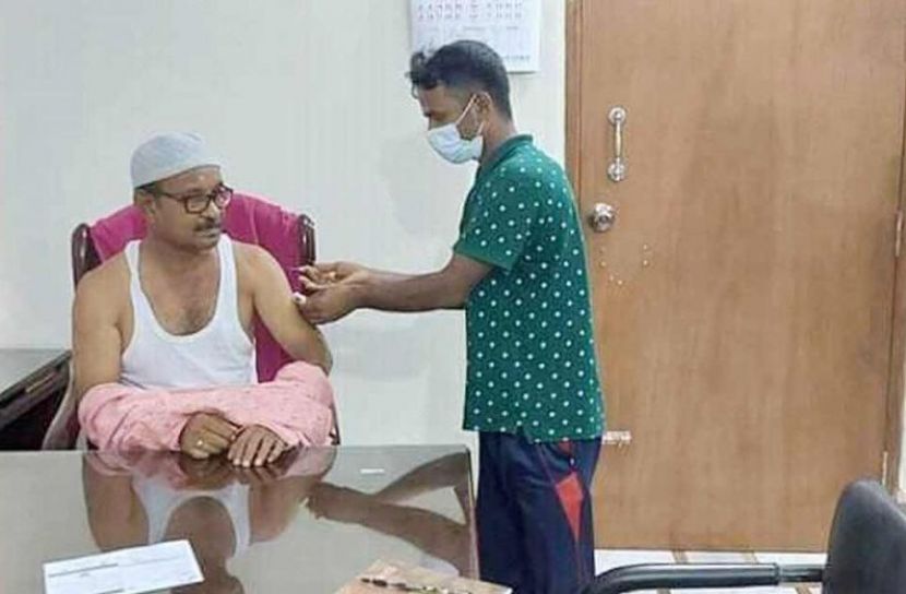 বাসায় বসে টিকা নিলেন তানোর উপজেলা চেয়ারম্যান