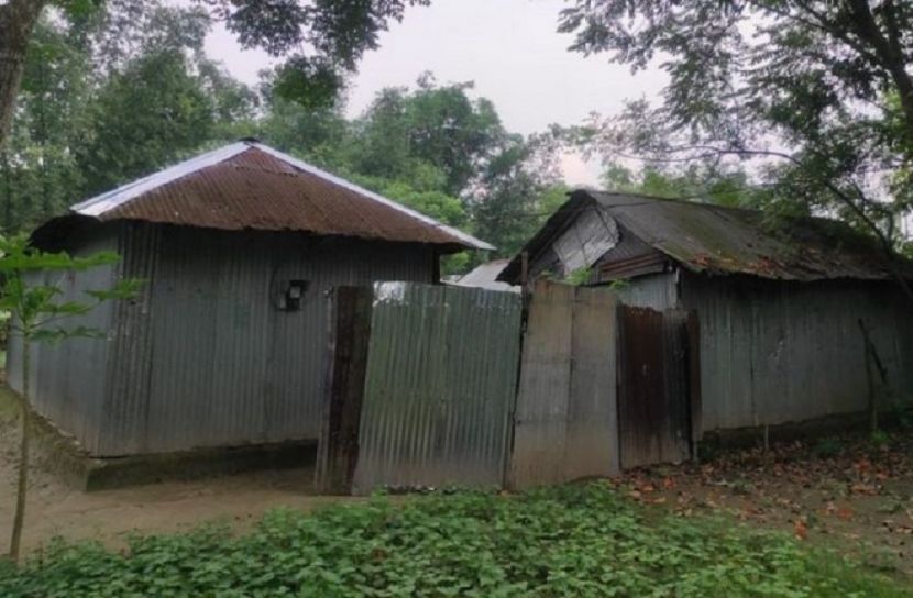 একঘরে করে রাখা দম্পতি বেশ দরিদ্র