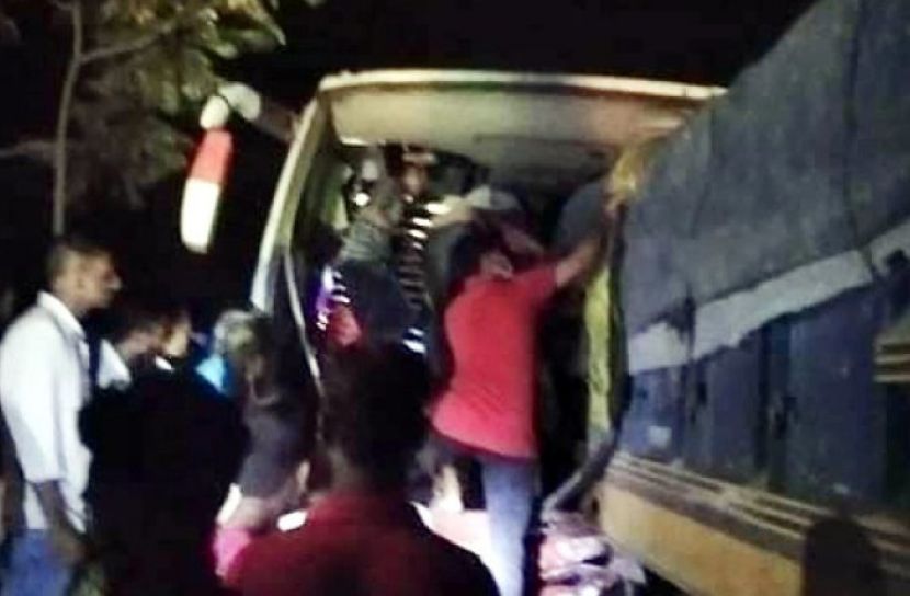 দাঁড়ানো ট্রাকে বাসের ধাক্কায় নিহত ৫