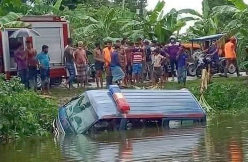 রোগীবাহী অ্যাম্বুলেন্স পুকুরে, আহত ৫