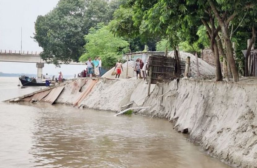 কুষ্টিয়া-হরিপুর সংযোগ সেতু রক্ষা বাঁধে ধস