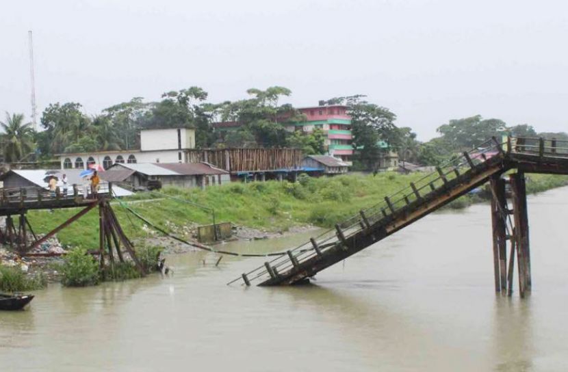 গভীর রাতে ভেঙে পড়লো সেতু