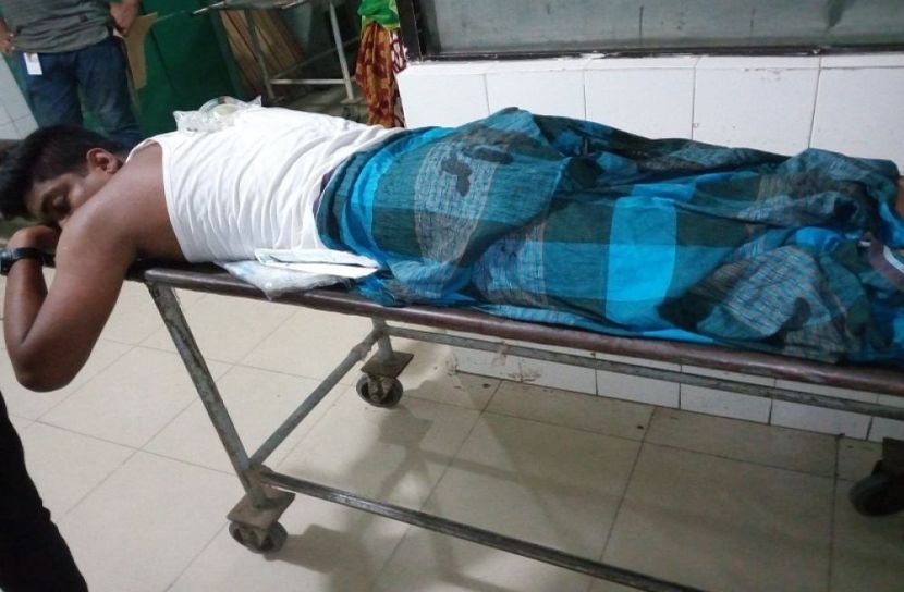 পুলিশের ছোড়া গুলিতে আহত পুলিশ 