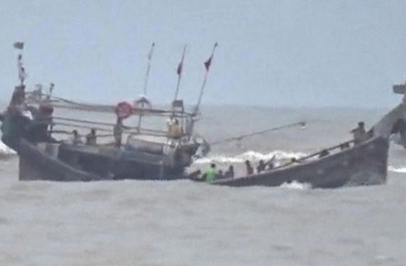 বঙ্গোপসাগরে ফিশিং ট্রলার ডুবি, নিখোঁজ ৭