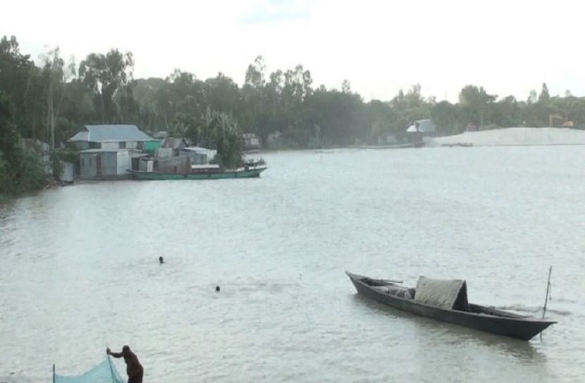 সিরাজগঞ্জে পানিবন্দি কয়েক হাজার মানুষ