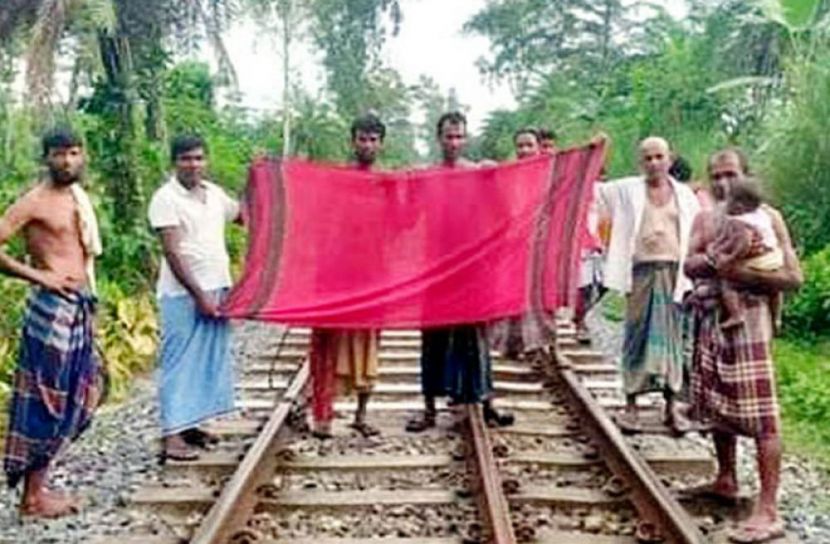 গ্রামবাসীর বুদ্ধিমত্তায় দুর্ঘটনা থেকে রক্ষা