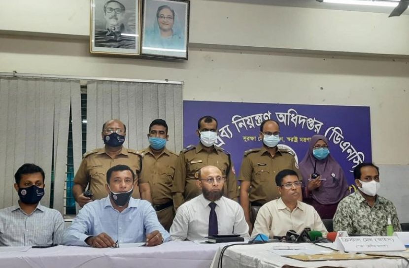 রাজধানীতে আইস ১০ কারবারি গ্রেফতার