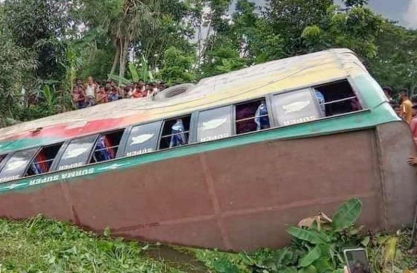 সাইড দিতে গিয়ে যাত্রীবাহী বাস খালে