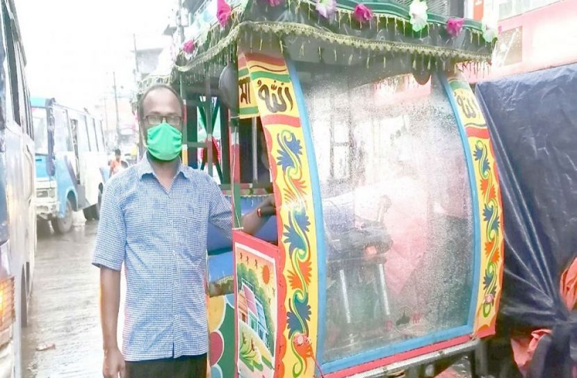 স্কুল শিক্ষক এখন অটোচালক