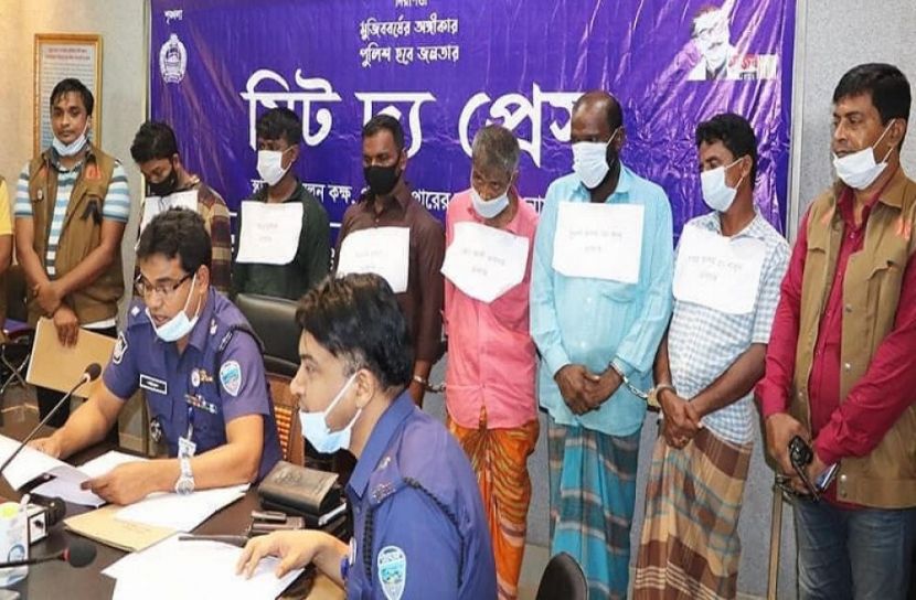 নোয়াখালীতে অস্ত্রসহ ৬ ডাকাত গ্রেফতার