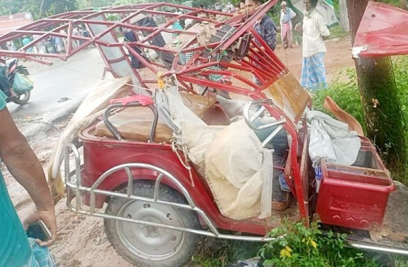 মিনিবাস-টমটম সংঘর্ষে নিহত ২ 