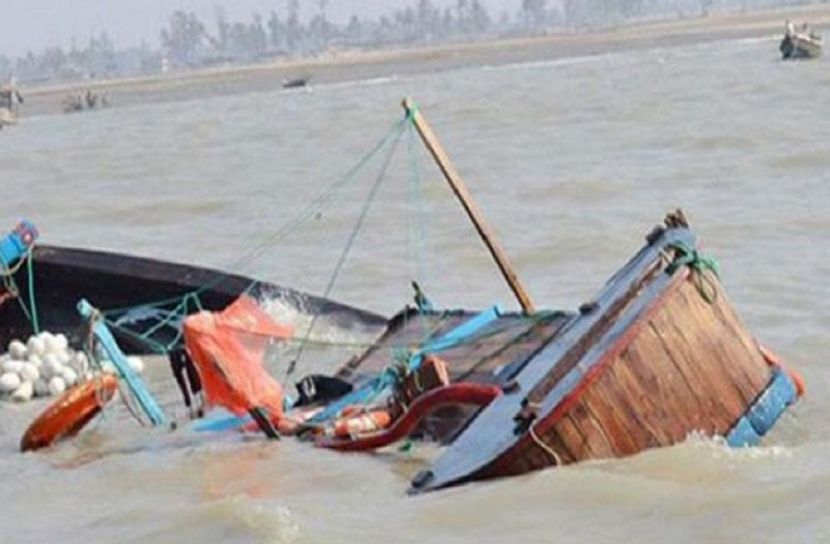 বঙ্গোপসাগরে ট্রলার ডুবিতে ১৬ জেলে উদ্ধার