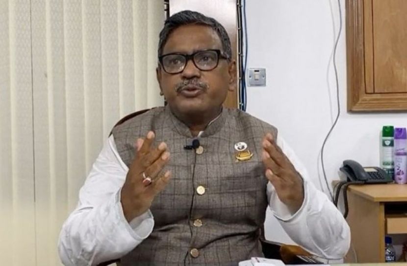 আমলারা রাজনীতিবিদদের দুর্নীতি শিখিয়েছে 