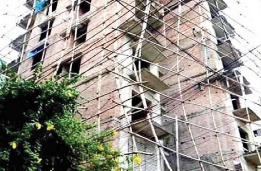 নির্মাণাধীন ভবন থেকে ইট পড়ে নারীর মৃত্যু