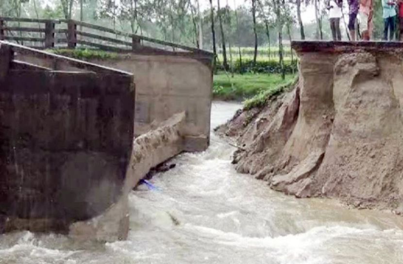 ভেঙে গেলো ব্রিজের সংযোগ সড়ক