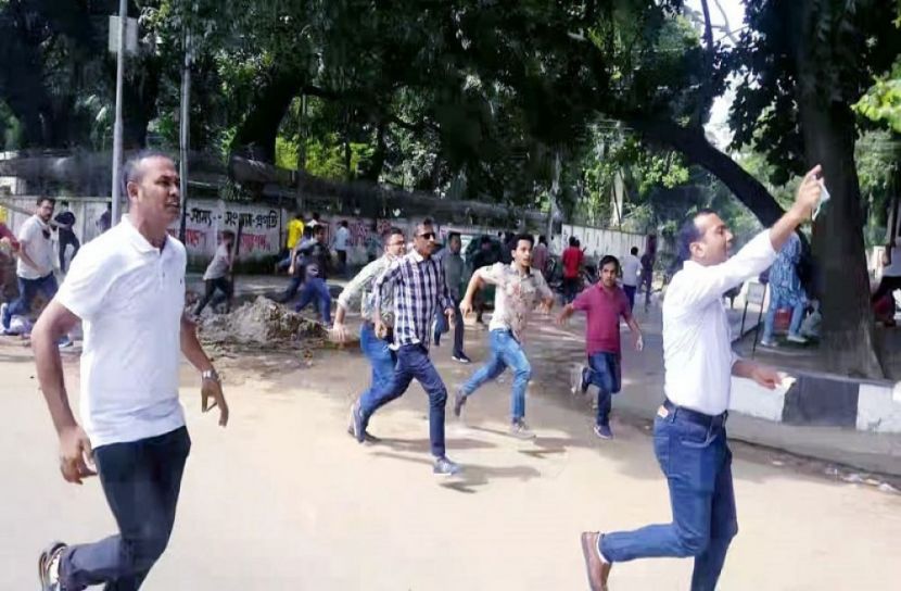 ছাত্রদলের মিছিলে ছাত্রলীগের হামলা