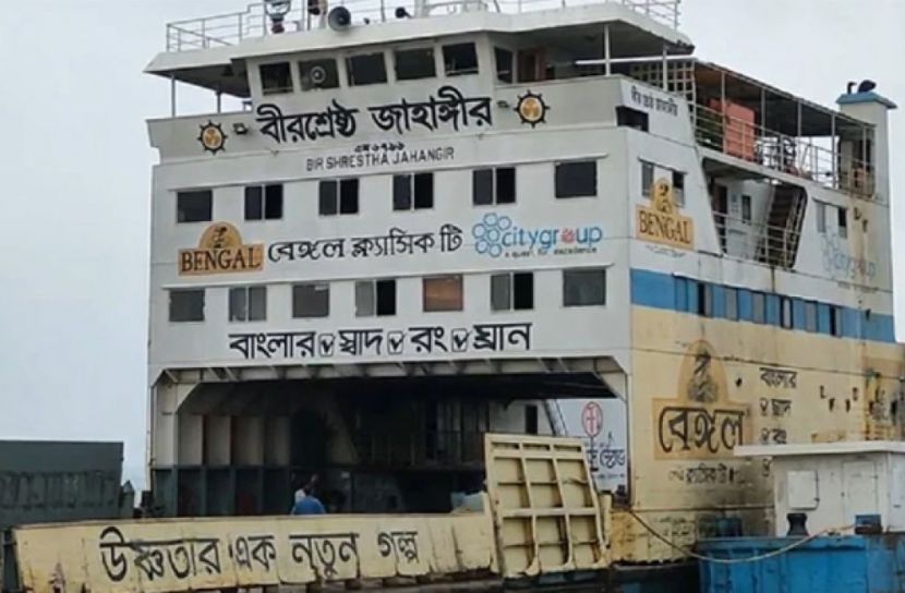পদ্মা সেতুর স্প্যানে ফেরির ধাক্কা
