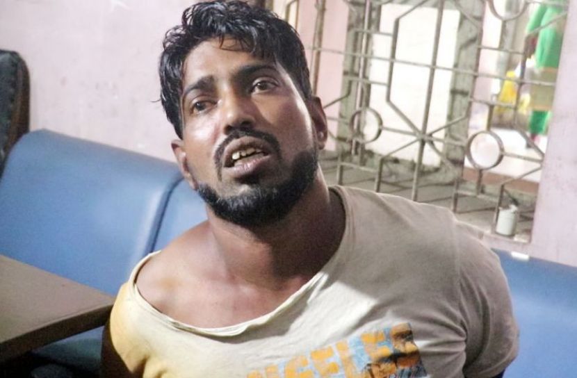ব্যাংকের ভেতরে চোখে বালু ছুড়ে টাকা ছিনতাইয়ের চেষ্টা 