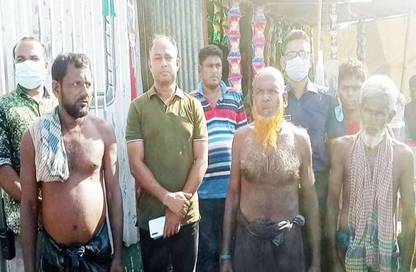 পদ্মায় ঘাসের বোঝা আকড়ে ছিলেন কৃষকরা