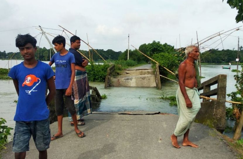 তীব্র স্রোতে ভেঙে পড়লো সেতু