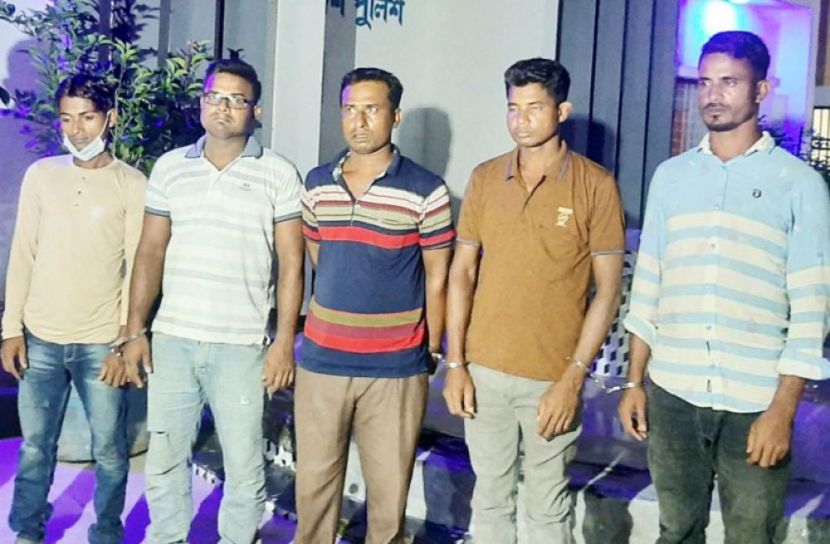 উল্টা-পাল্টা হাত তুলে ফাঁসলো ৬ যুবক