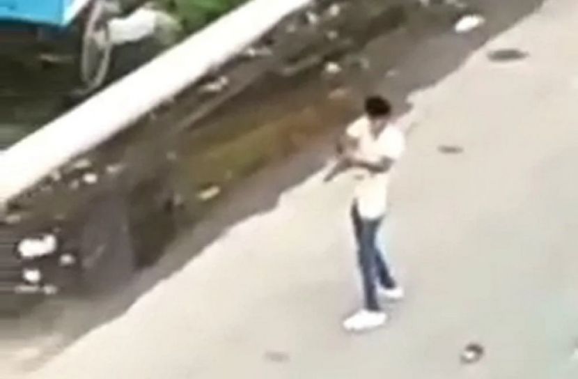 আ.লীগের বিবাদে অস্ত্রধারী ৩ তরুণ ভাইরাল