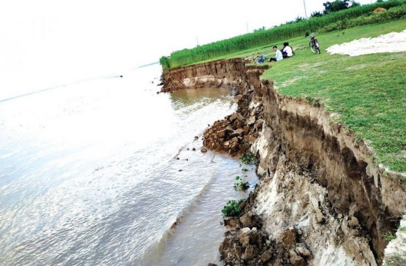 পদ্মার পানি কমলেও আতঙ্ক ভাঙনে