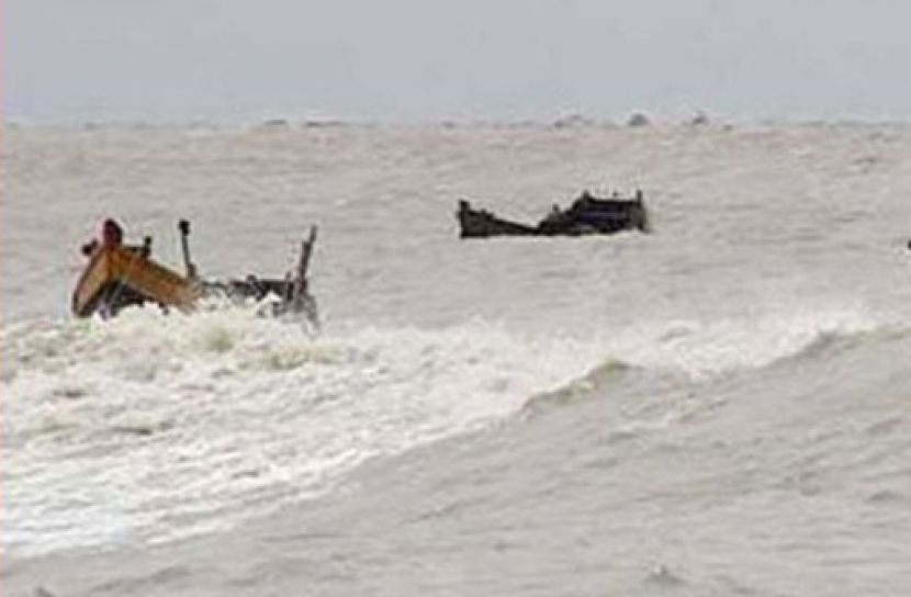 ভাসছে ইলিশভর্তি ট্রলার, খোঁজ নেই জেলেদের