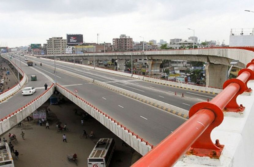 হানিফ ফ্লাইওভারে ল্যামপোস্টে ধাক্কা, নিহত ২