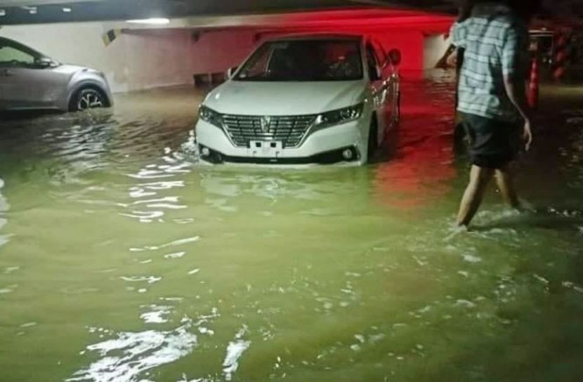 জাহাজের ডেকে ছিদ্র, গাড়িতে ঢুকলো পানি!