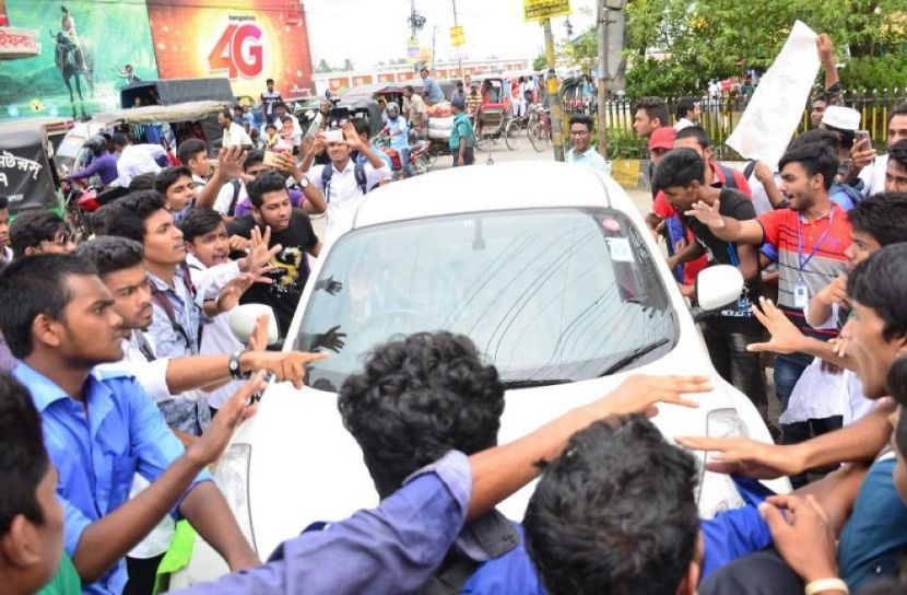 ২০১৮ সালের ২৯ জুলাই রাজধানীতে দুই বাসের রেষারেষিতে প্রাণ হারায় দুই শিক্ষার্থী। আরও ১২ শিক্ষার্থী গুরুতর আহত হয়। এঘটনায় আন্দোলনে নামেন সারাদেশের শিক্ষার্থীরা। ফাইল ফটো।