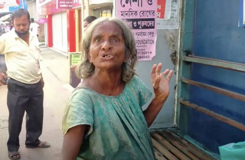 বাড়ি ফেলে ফুটপাতে শিক্ষিকা