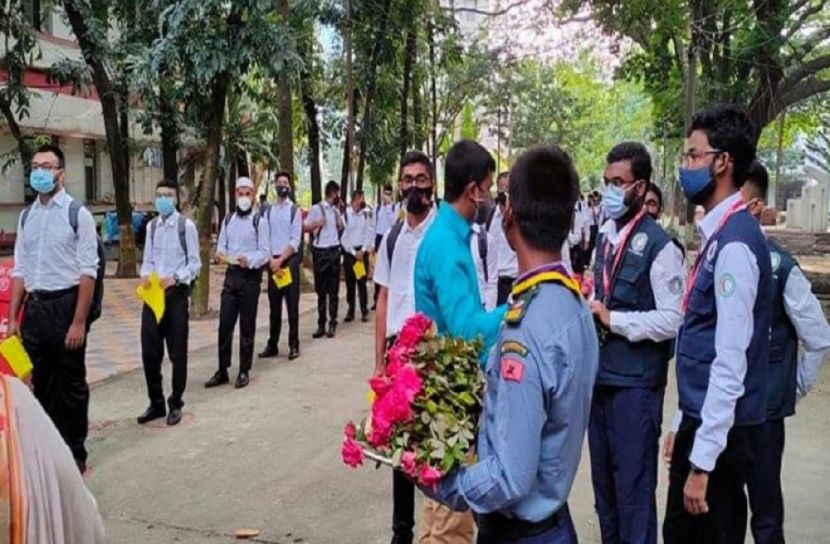 শিক্ষার্থীদের ফুল দিয়ে বরণ 