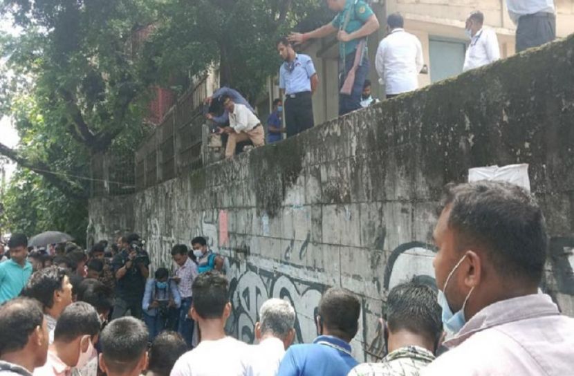 বাংলাদেশ ব্যাংকের সীমানা প্রাচীর ধস