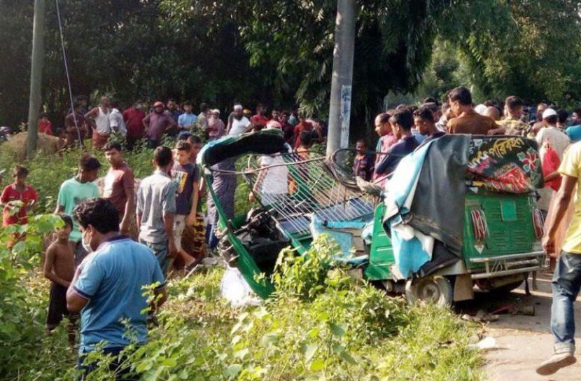 দুর্ঘটনা কবলিত অটোরিকশা।