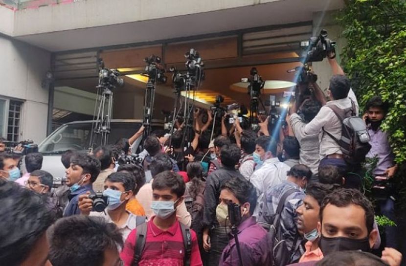 রাসেলের বাসার বাইরে ভোক্তাদের ভিড় 