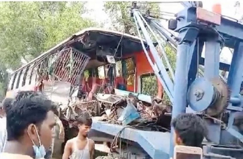 ঢাকা-সিলেট মহাসড়কের কান্দাইল এলাকায় এ দুর্ঘটনা ঘটে