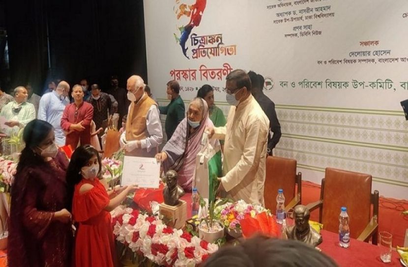 ১০০ শিশুশিল্পীর মাঝে পুরস্কার বিতরণ