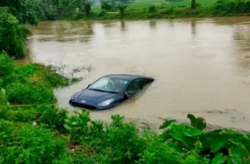 প্রাইভেটকার নিয়ন্ত্রণ হারিয়ে তুরাগ নদে, নিহত ১