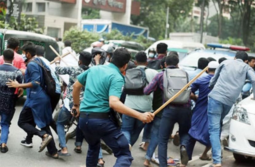 ই-অরেঞ্জ গ্রাহকদের মিছিলে লাঠিচার্জ, আহত ১০