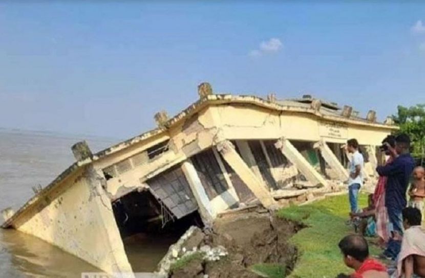 রাজবাড়ীতে পদ্মার পেটে  বিদ্যালয়