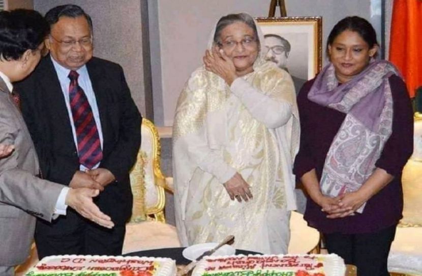 জন্মদিনে কেক কাটলেন প্রধানমন্ত্রী