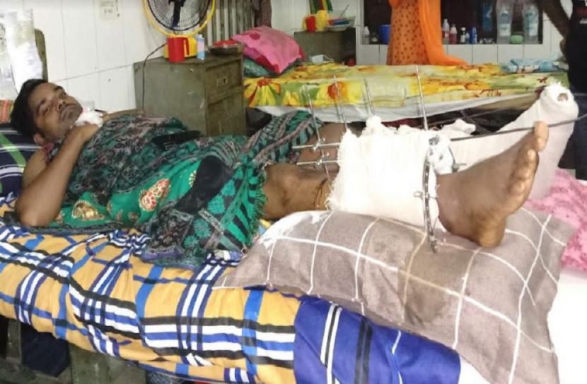 ব্যবসায়ীকে কুপিয়ে ১০ লাখ টাকা লুট